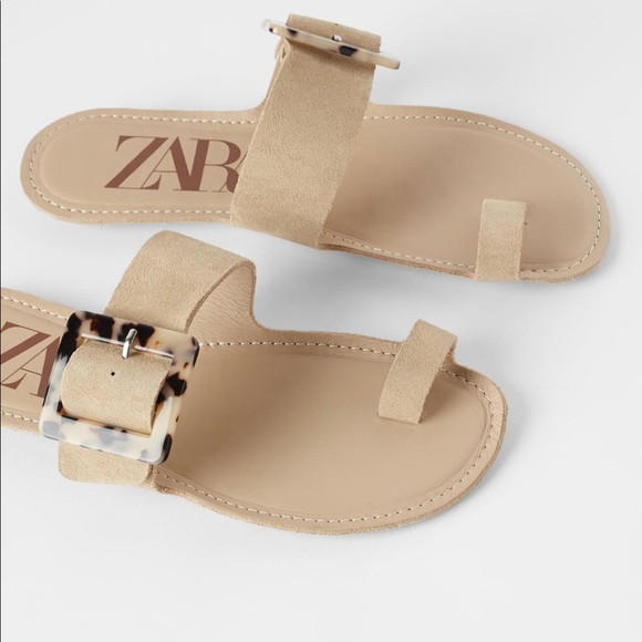 FLAT LEATHER SANDALS WITH TORTOISESHELL BUCKLE - Picture 3 of 6